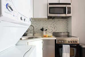 Fridge, microwave, oven, stovetop - 24-16  Studio Gramercy W/D gramercy (New York)