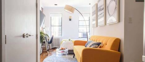 Skrivebord, strykejern/-brett, wi-fi og sengetøy