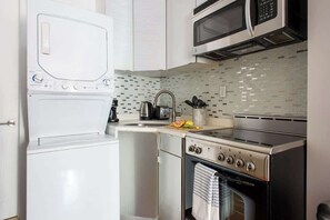 Fridge, microwave, oven, stovetop - 24-16  Studio Gramercy W/D gramercy (New York)