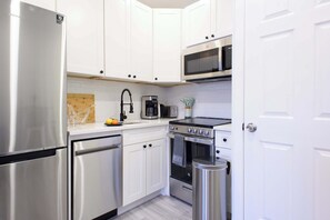 Fridge, microwave, oven, stovetop - 240-6  New Studio Prime Location  W&D in unit (New York)