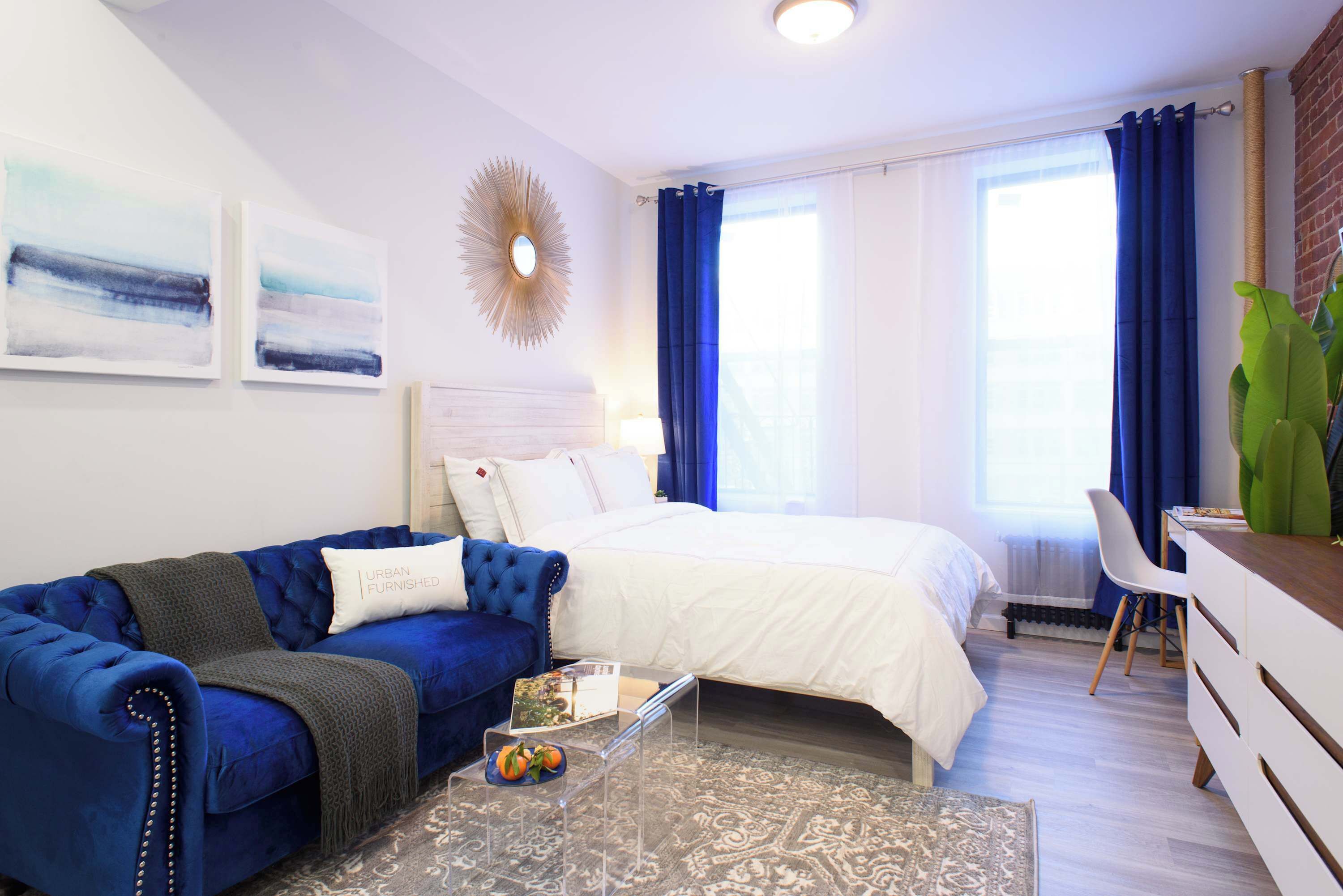 Escritorio, tabla de planchar con plancha, wifi y ropa de cama 