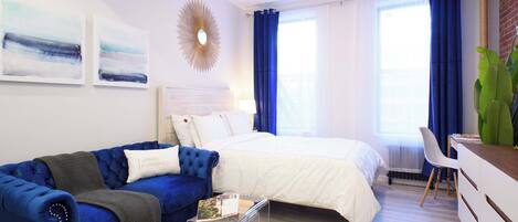 Escritorio, tabla de planchar con plancha, wifi y ropa de cama