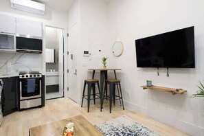 Interior - 78-4D  Quality 1BR W&D~Skylight By Central Park (New York)
