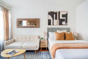 Desk, iron/ironing board, WiFi, bed sheets - 26-3A  Oversize studio Gramercy W/D in Unit Outdoor Courtyard (New York)