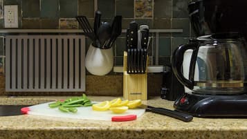 Fridge, oven, stovetop, coffee/tea maker