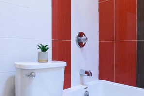 Shower, hair dryer, towels - 24-17 Renovated Studio Prime Location WD (New York)