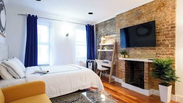 Een bureau, een strijkplank/strijkijzer, wifi, beddengoed