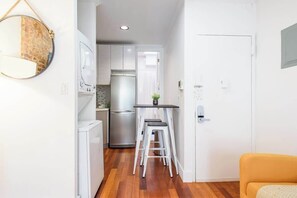 Interior - 24-17 Renovated Studio Prime Location WD (New York)