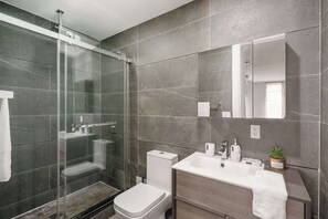 Shower, hair dryer, towels - 1597-10 New Studio Upper East Side W&D in unit (New York)