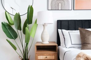 Desk, iron/ironing board, WiFi, bed sheets - 74-3C New Studio in Prime UWS - GYM In Building (New York)