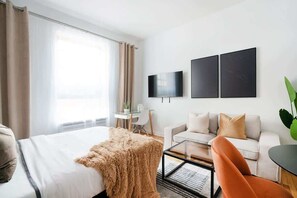 Desk, iron/ironing board, WiFi, bed sheets - 74-3C New Studio in Prime UWS - GYM In Building (New York)
