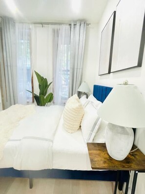 Desk, iron/ironing board, WiFi, bed sheets - 48-1FE New 1BR Prime hell's kitchen W/D (New York)