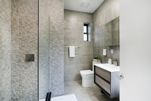 Shower, hair dryer, towels - 48-1FE New 1BR Prime hell's kitchen W/D (New York)