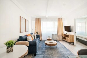 TV, offices - 809-2A Gorgeous 1BR New W/D Modern Best Location (New York)