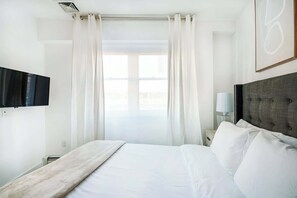 Escritorio, tabla de planchar con plancha, wifi y ropa de cama 
