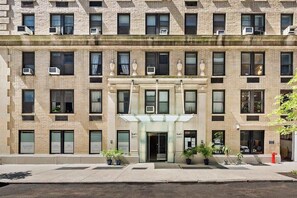 Exterior - 73-417 New Reno Studio UWS Doorman Gym (New York)