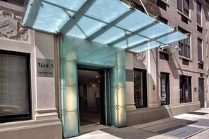 Exterior detail - 73-417 New Reno Studio UWS Doorman Gym (New York)