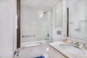 Shower, hair dryer, towels - 73-417 New Reno Studio UWS Doorman Gym (New York)