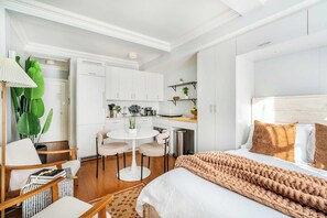Desk, iron/ironing board, WiFi, bed sheets - 73-417 New Reno Studio UWS Doorman Gym (New York)