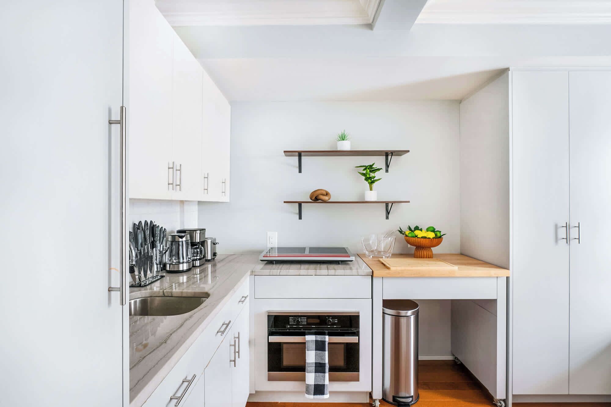 Fridge, oven, stovetop, coffee/tea maker
