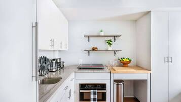 Fridge, oven, stovetop, coffee/tea maker