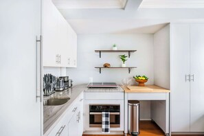 Fridge, oven, stovetop, coffee/tea maker - 73-417 New Reno Studio UWS Doorman Gym (New York)
