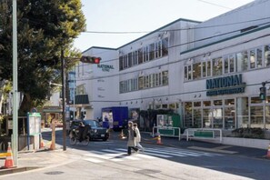 Un edifici amb un rètol que diu 'NATIONAL' i un pas de vianants al davant.