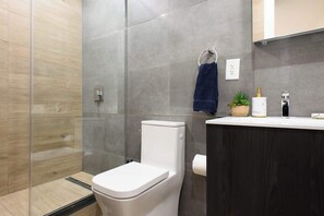 Shower, hair dryer, towels - 1597-12 NEW Studio Prime UES WD in unit (New York)