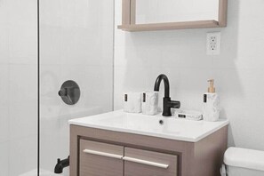 Shower, hair dryer, towels - 69-2C Fully furnished New 1BR in Prime Lower East Side! (New York)