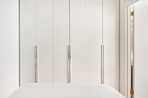Desk, iron/ironing board, WiFi, bed sheets - 69-2C Fully furnished New 1BR in Prime Lower East Side! (New York)