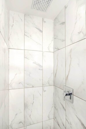 Shower, hair dryer, towels - 153-5A Charming 2br Lower East Side W/D (New York)