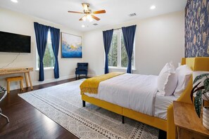5 bedrooms, iron/ironing board, WiFi, bed sheets - Modern Country Escape w/ Hot Tub & Total Privacy (Dale)