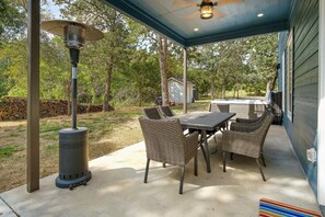 Outdoor dining - Modern Country Escape w/ Hot Tub & Total Privacy (Dale)