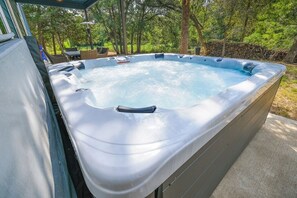 Outdoor spa tub - Modern Country Escape w/ Hot Tub & Total Privacy (Dale)