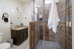 Een douche, een haardroger, een bidet, handdoeken