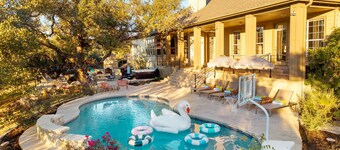 Family & Group Oasis âą 6BR Modern Farmhouse âą Pool âą Hot Tub âą Playset