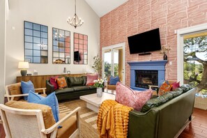 Smart TV, table football, books - NEW!! Family & Group Oasis • Pickleball • Pool • Hot Tub • Playset • Sleeps 18 (Dripping Springs)
