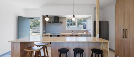 Mikrowelle, Ofen, Geschirrspüler, Esstisch