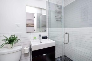 Shower, hair dryer, towels - 1288-3RS New Renovated 2 Bedrooms in UES (New York)