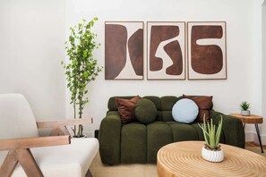TV, offices - 444-1A Beautiful 1BR Midtown West W/D in unit (New York)