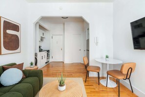 TV, offices - 444-1A Beautiful 1BR Midtown West W/D in unit (New York)