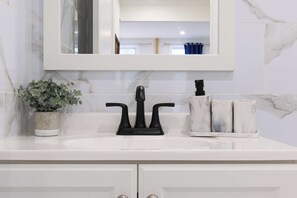 Douche, sèche-cheveux, serviettes fournies
