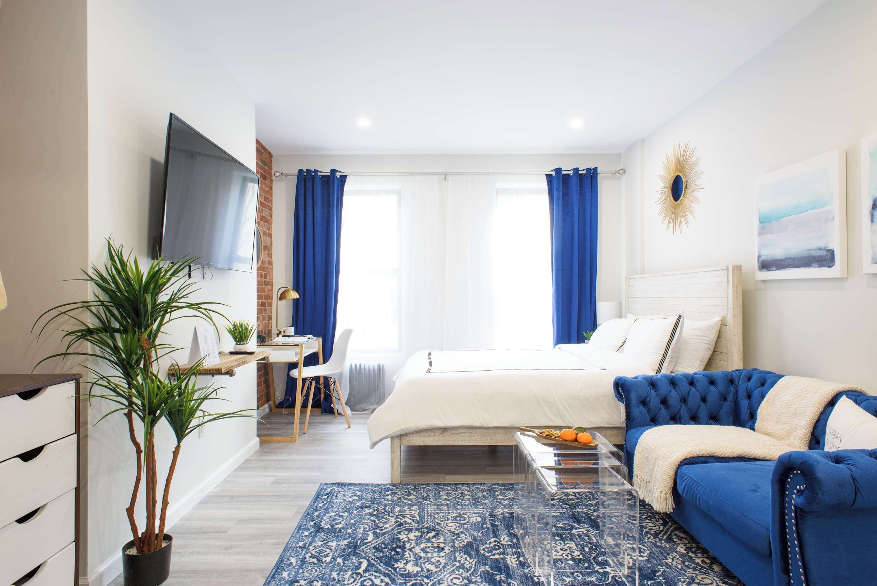 Escritorio, tabla de planchar con plancha, wifi y ropa de cama 