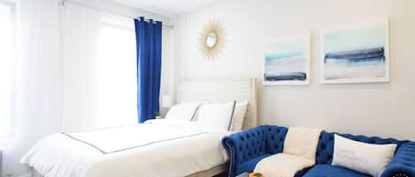 Escritorio, tabla de planchar con plancha, wifi y ropa de cama