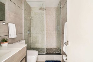 Shower, hair dryer, towels - 75-3C Duplex 3BR W/D in the unit (New York)