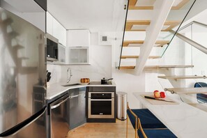 Fridge, microwave, oven, stovetop - 75-3C Duplex 3BR W/D in the unit (New York)