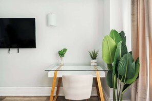 Interior - 73-304 Newly Reno Studio UWS Doorman Gym Laundry (New York)