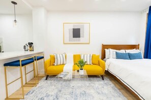 Desk, iron/ironing board, WiFi, bed sheets - 1597-1  Large studio W/D in the unit prime UES (New York)