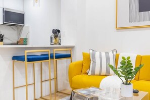 TV, offices - 1597-1  Large studio W/D in the unit prime UES (New York)