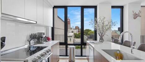 Kjøleskap, ovn, kokeplater og oppvaskmaskin